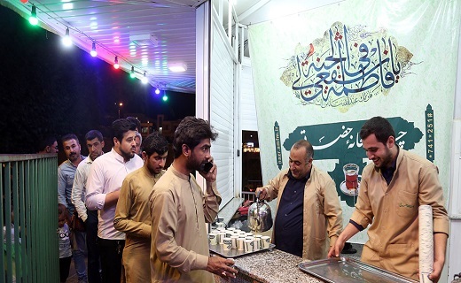 میزبانی چایخانه حضرتی حرم مطهر بانوی کرامت از زائران و مجاوران +تصاویر