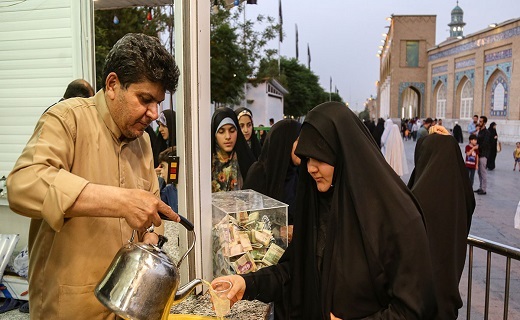 میزبانی چایخانه حضرتی حرم مطهر بانوی کرامت از زائران و مجاوران +تصاویر