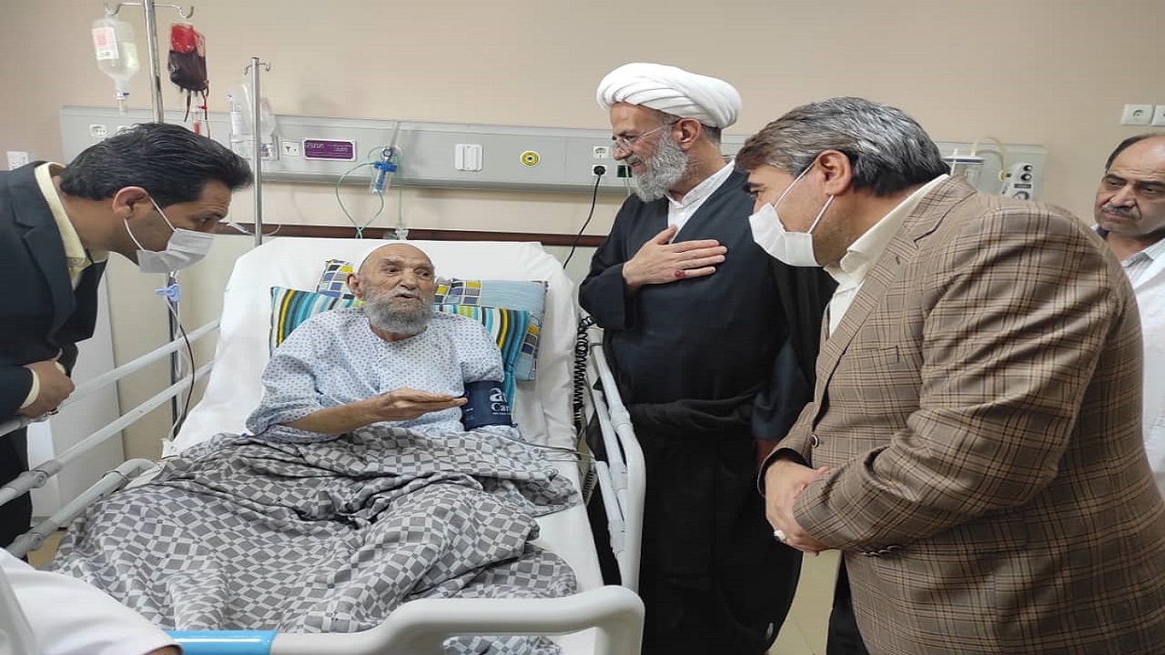 عیادت رئیس دانشگاه علوم پزشکی قم از آیت الله ناصری