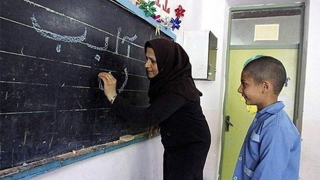 افزایش حقوق، شامل کدام معلمان می‌شود؟ + فیلم
