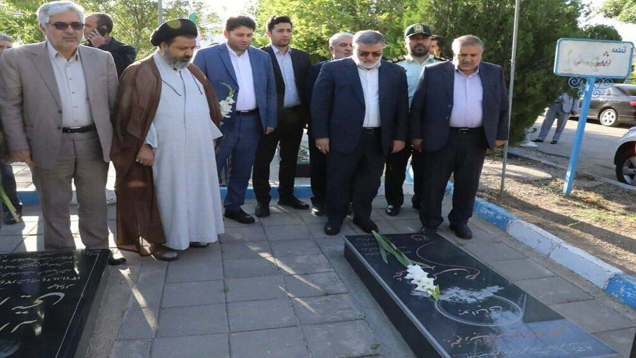 استاندار آذربایجان‌غربی به مقام شامخ شهدای ماکو ادای احترام کرد
