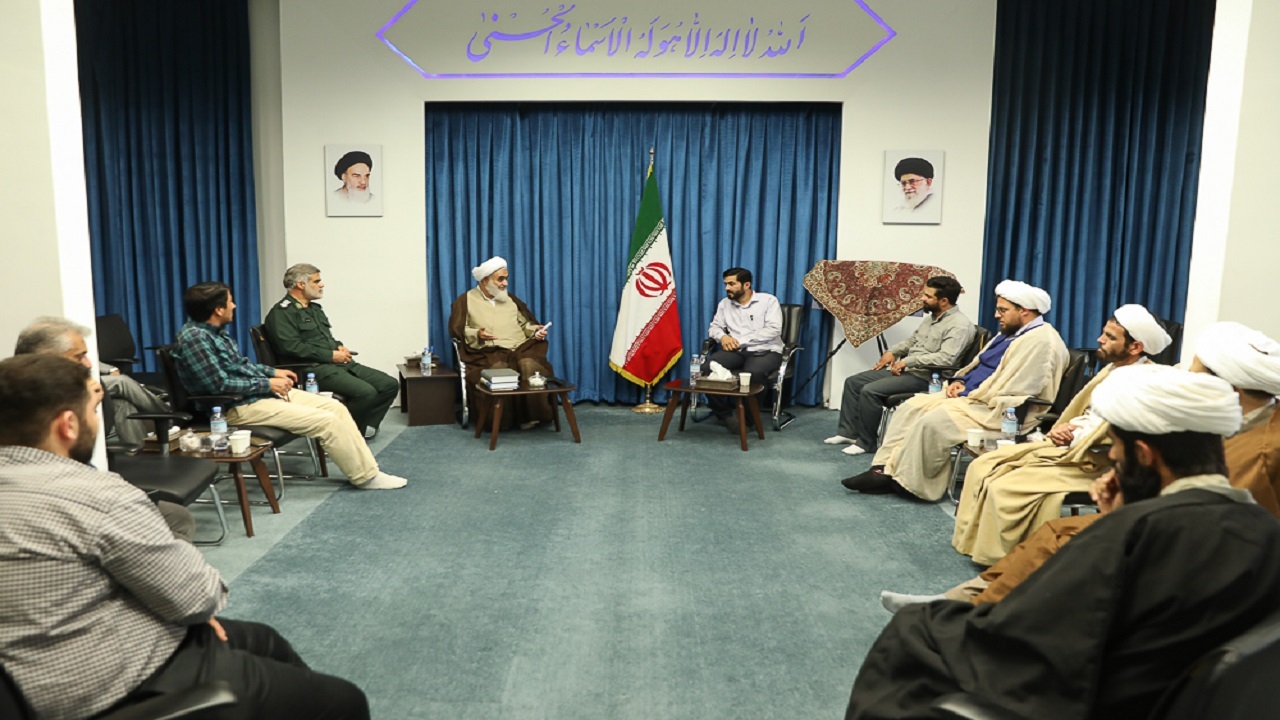 تجلیل از عوامل برگزار کننده برنامه «سلام فرمانده» در قزوین