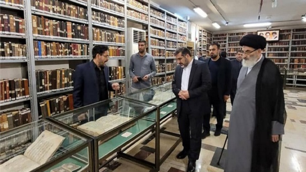 بازدید وزیر فرهنگ و ارشاد اسلامی از کتابخانه آیت الله مرعشی نجفی در قم