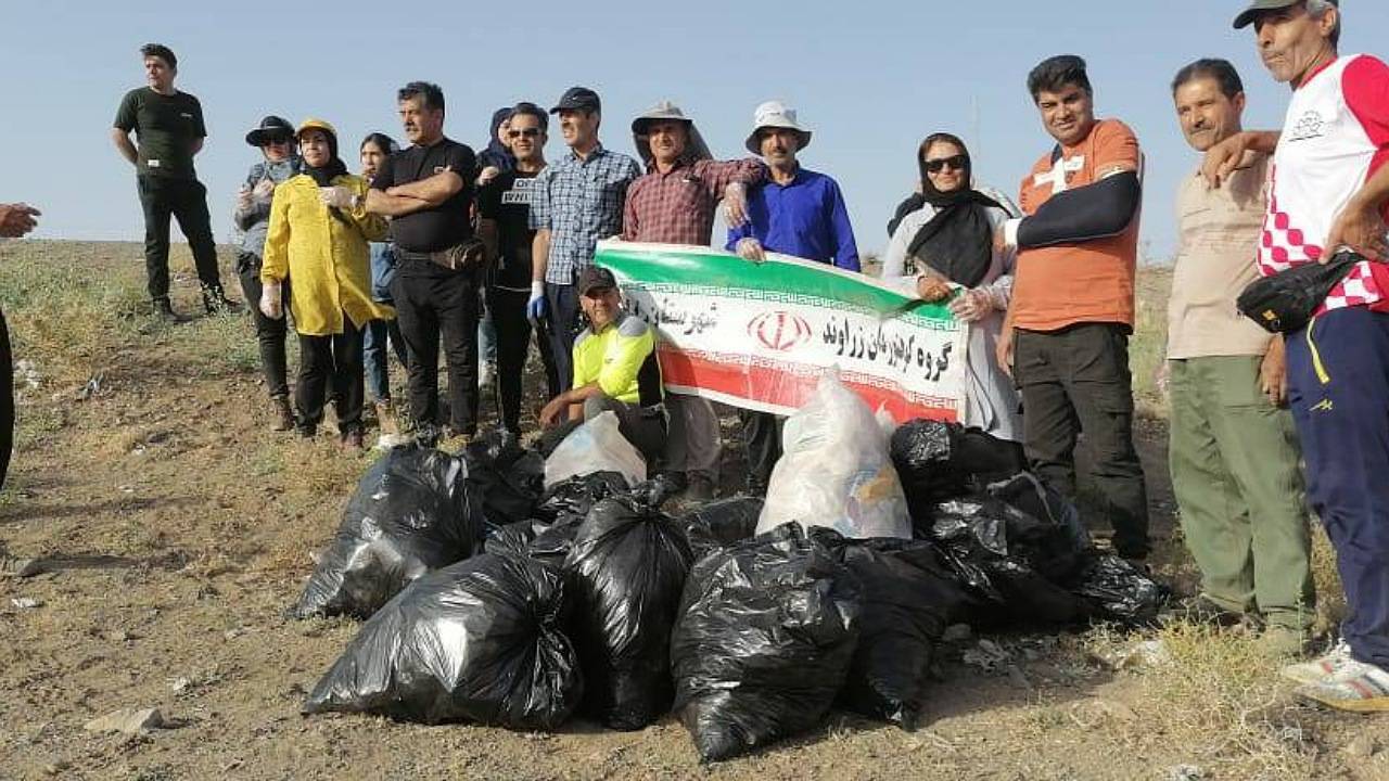 کوهنوردان زرندی به کمک محیط زیست آمدند!