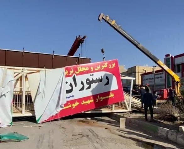 برخورد تریلر با پل عابرپیاده جان راننده را گرفت
