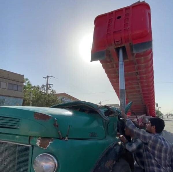 برخورد تریلر با پل عابرپیاده جان راننده را گرفت