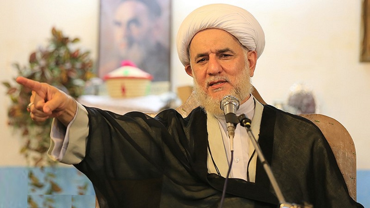 مسئولان منافع شخصی را فدای ملت کنند