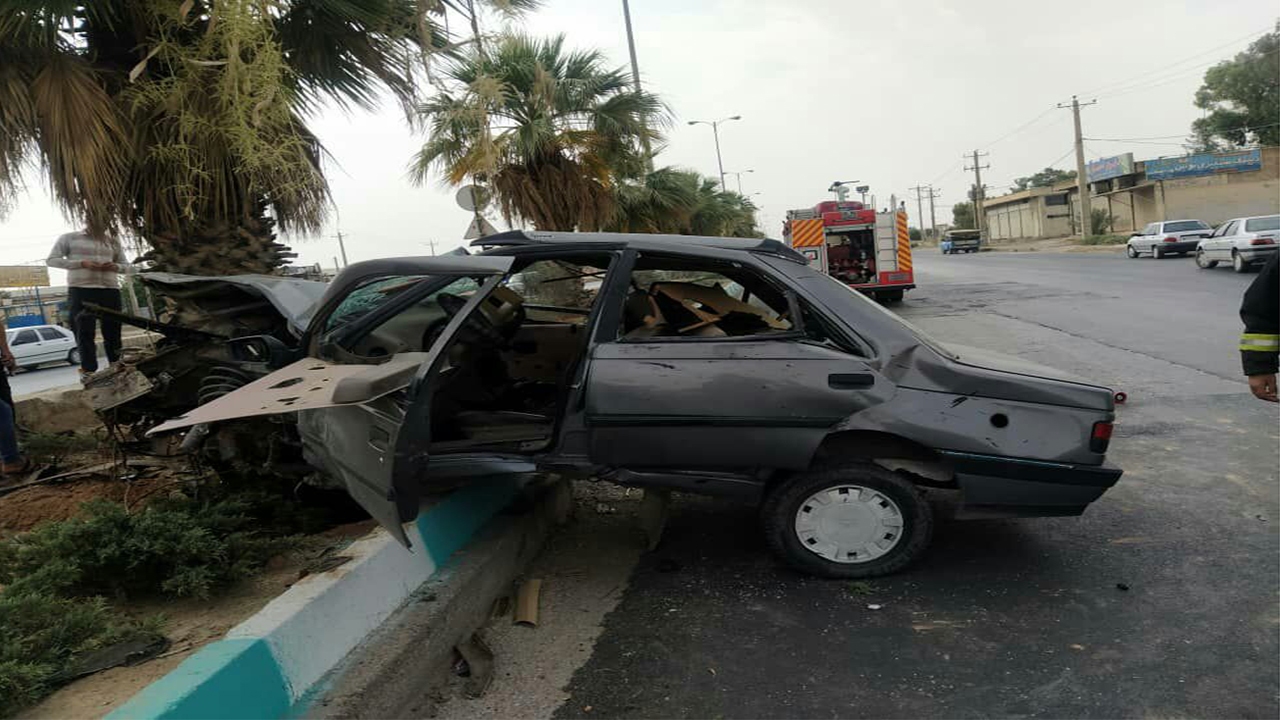 یک فوتی ویک مصدوم در برخورد خودرو با درخت در شیراز