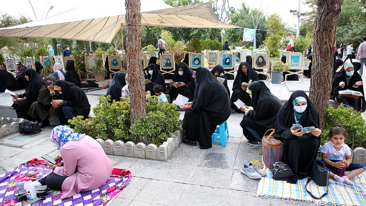 زمزمه دعای عرفه در گلستان شهدای اصفهان