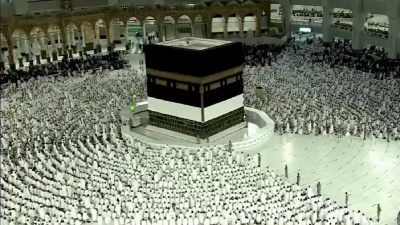 طنین انداز شدن اذان صبح در خانه خدا + فیلم