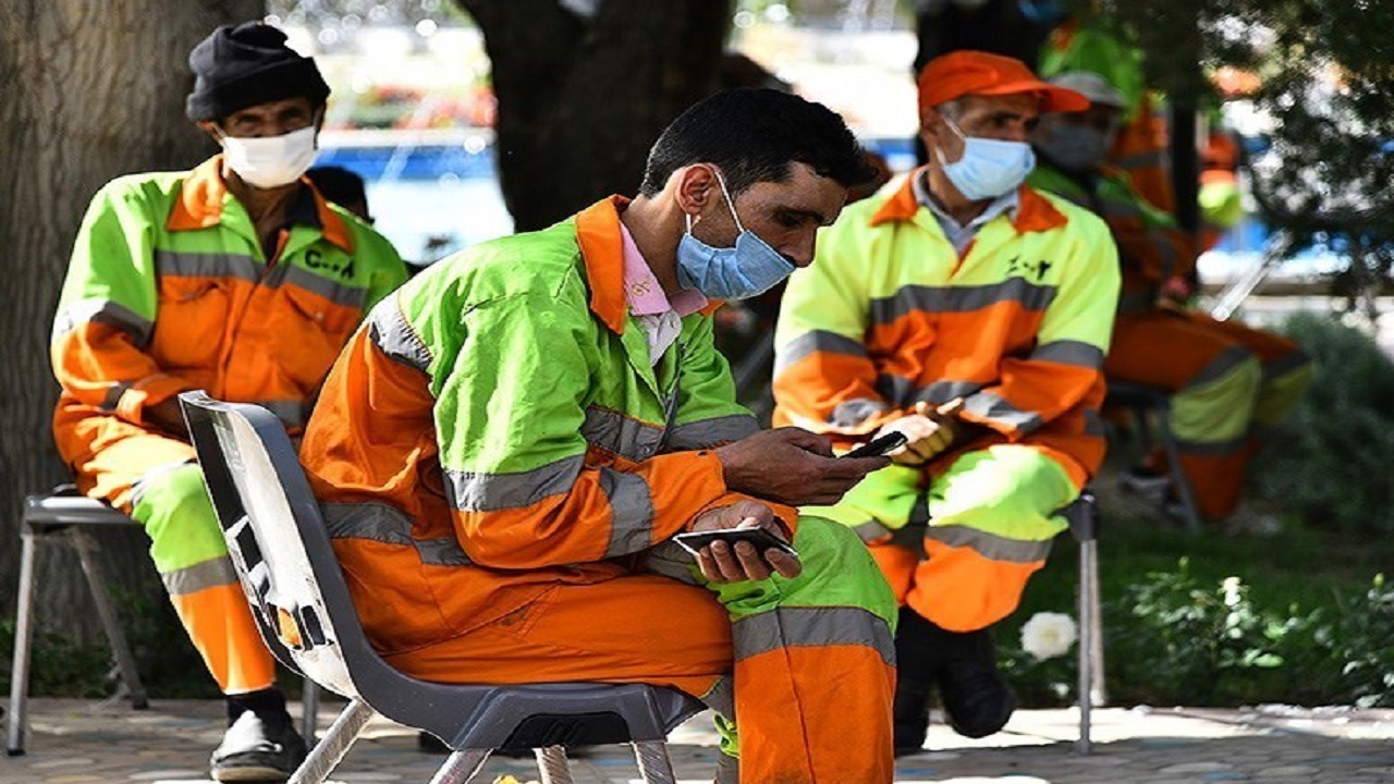 پلیس راهنمایی و رانندگی برای بالا بردن ایمنی پاکبانان در ترافیک به آنان اموزش می‌دهد