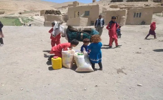 مساعدت مواد غذایی مئوسسه خیریه کودکان افغانستان به بیجا شدگان بلخاب + تصاویر