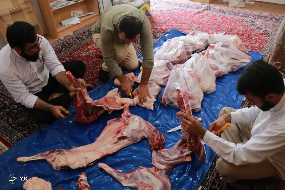 قربانی کردن ۳۰ راس گوسفند و توزیع گوشت میان نیازمندان شیراز