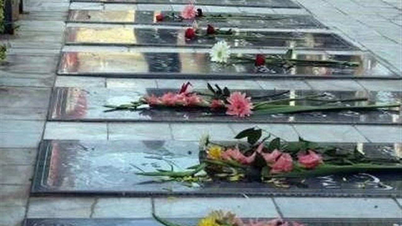 گلباران مزار شهدا در شهرستان ساوه