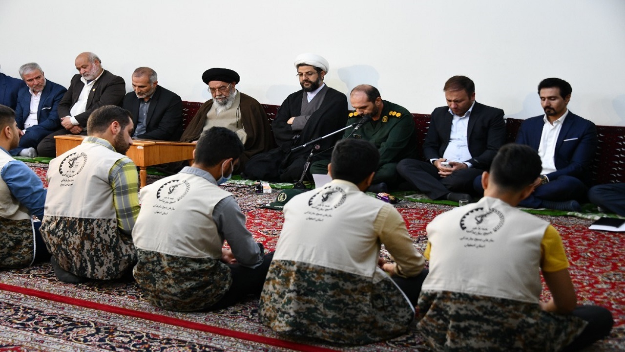 دشمن برای جدا کردن نسل جوان از انقلاب، دست و پا می‌زند