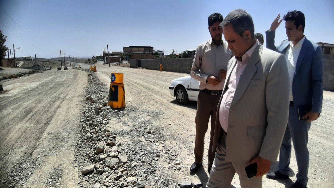 برخی آب آشامیدنی را به خانه باغچه ها و باغ ها منتقل می کنند