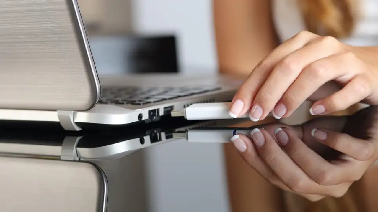 چرا نباید یک حافطه USB ناشناخته را به رایانه خود وصل کنید؟