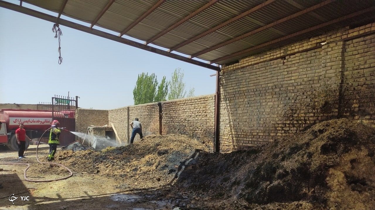 مهار آتش سوزی گسترده انبار علوفه در روستای مرزیجران اراک