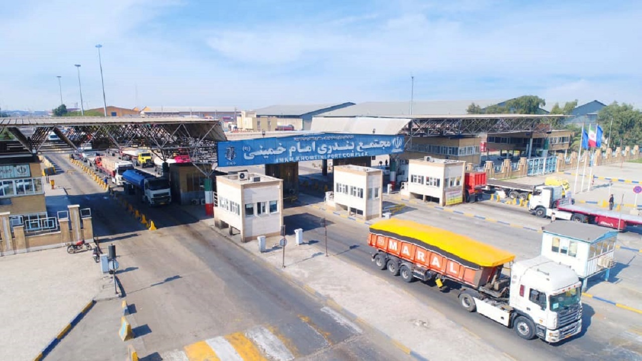 کامیون‌های حامل ذرت سرقتی موفق به خروج از بندر امام خمینی (ره) نشدند