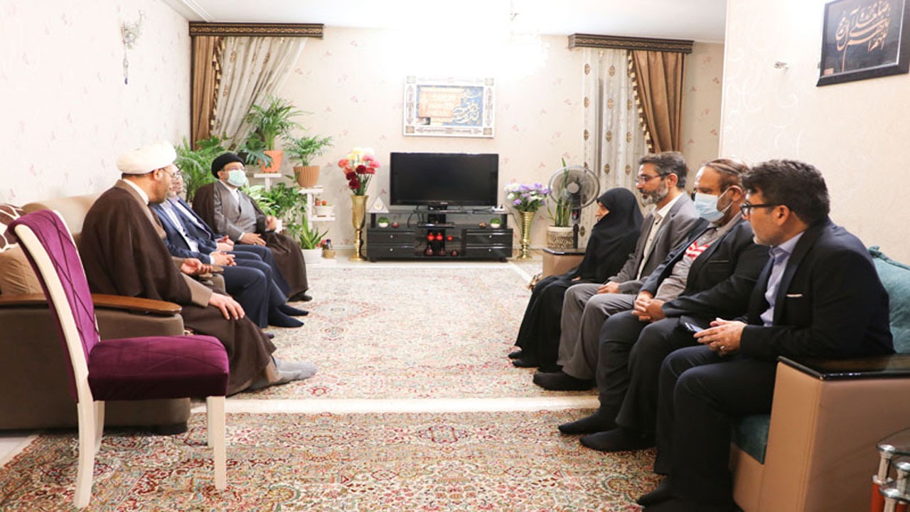 دیدار رئیس سازمان ثبت اسناد و املاک کشور با خانواده شهیدان ایزدی