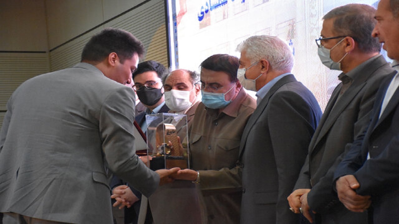 برگزاری مراسم تجلیل از صنعتگران و معدن‌کاران نمونه/۱۸ هزار میلیارد تومان تسهیلات در سفر رئیس جمهور برای کمک به صنایع