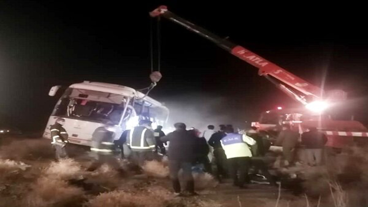 واژگونی اتوبوس در زنجان ۳ فوتی و ۱۴ مصدوم برجا گذاشت