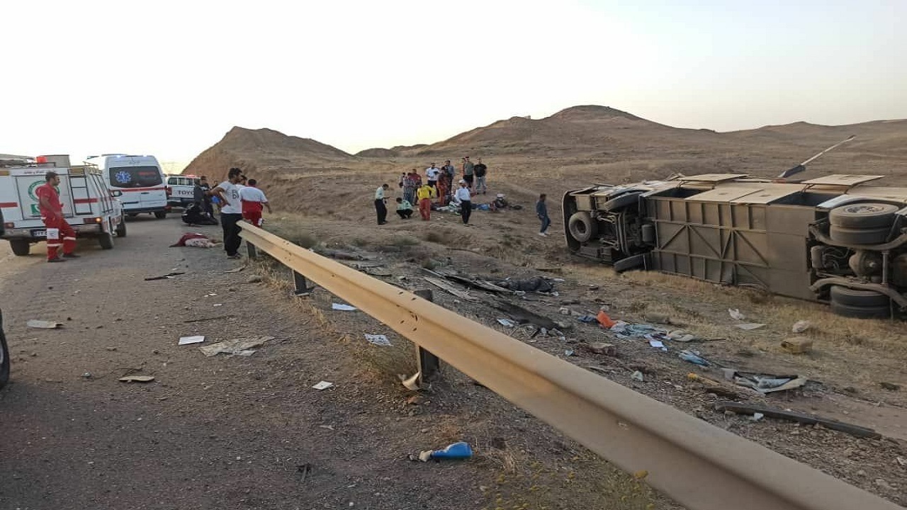 امدادرسانی هلال احمر به مصدومان واژگونی اتوبوس در زنجان
