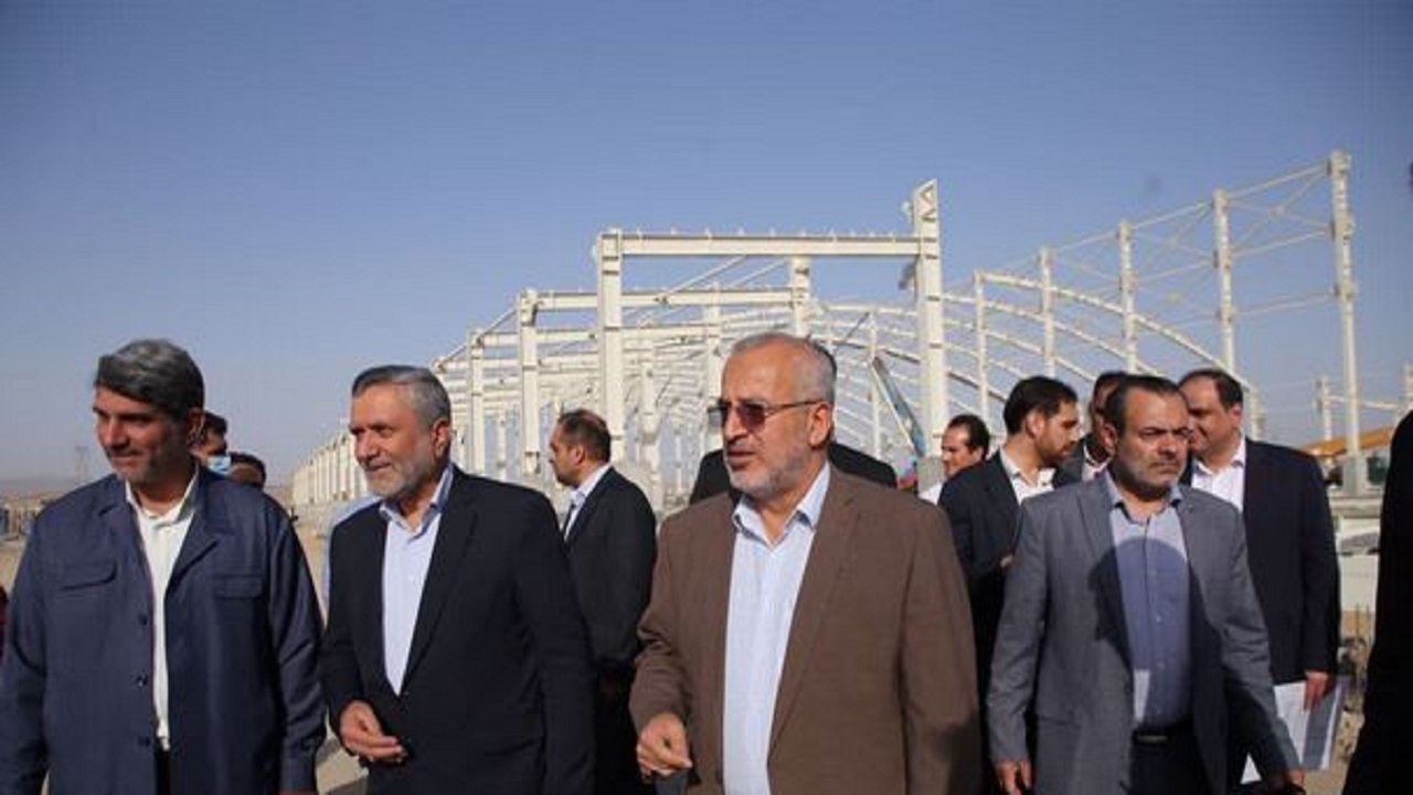 بازدید معاون اجرایی رئیس جمهور از کارخانه در دست ساخت تولید چادر مشکی در قم