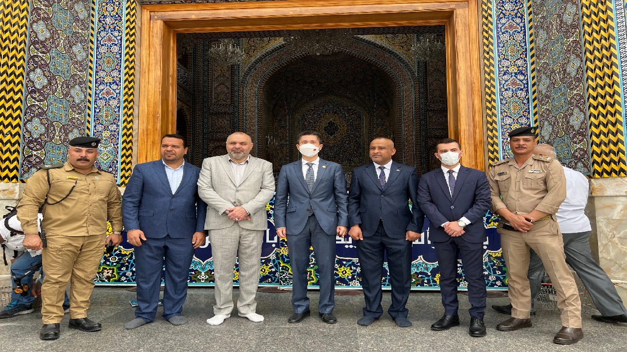 سفیر چین در بغداد به زیارت حرم امام حسین (ع) رفت+ تصاویر