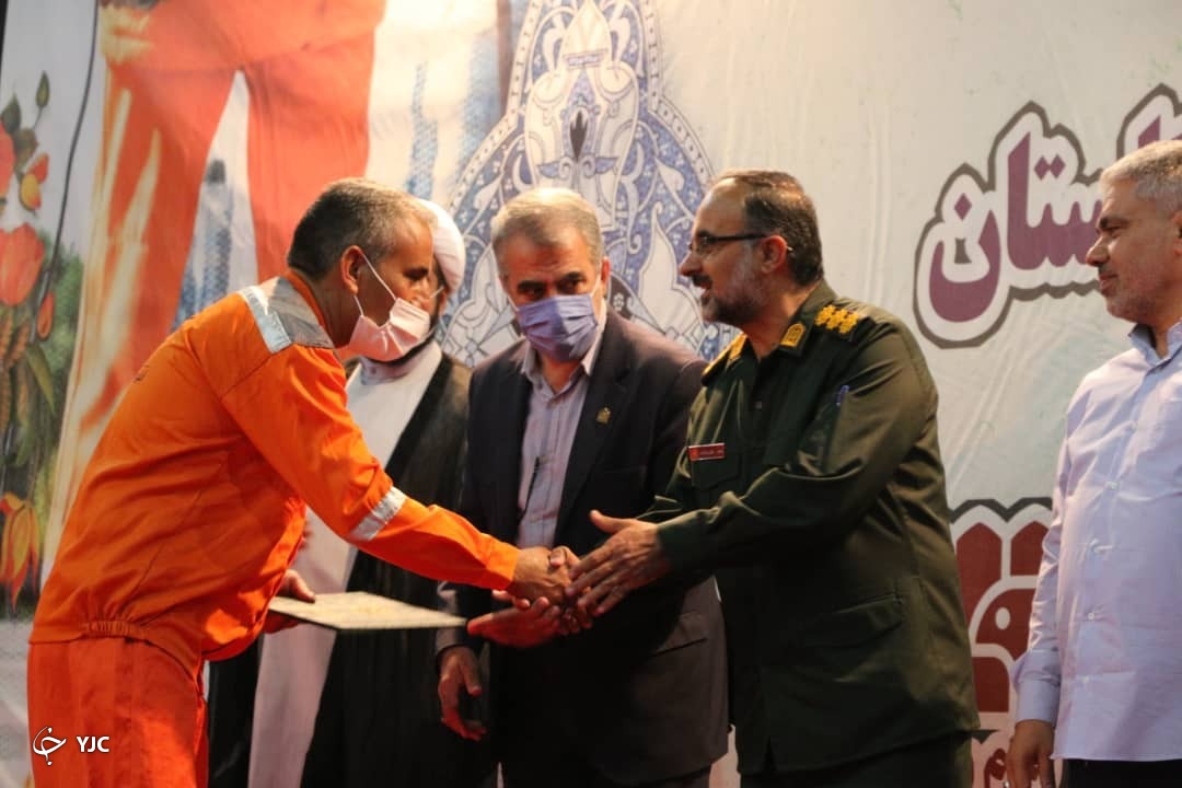 تجلیل از پاکبانان شهرداری منطقه ۱۰ شیراز