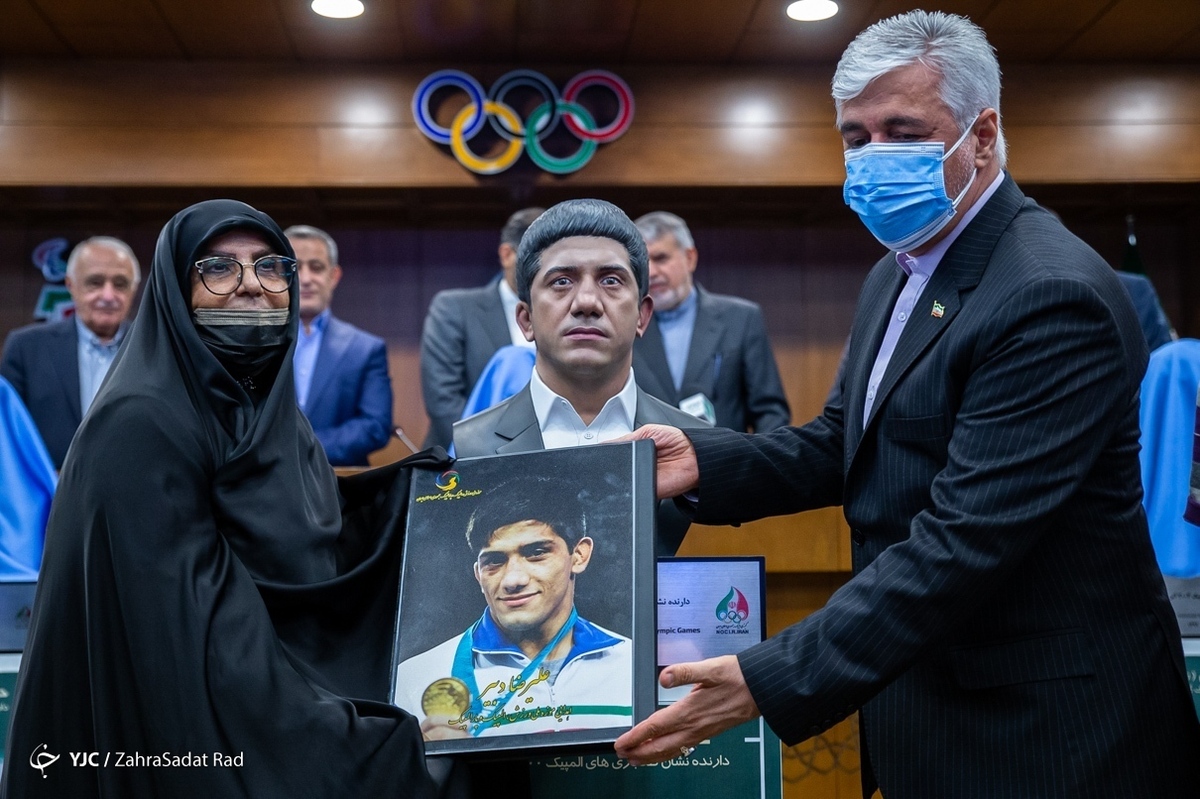 رونمایی از مجسمه «زانو زنندگان برابر ایران» در میدان انقلاب