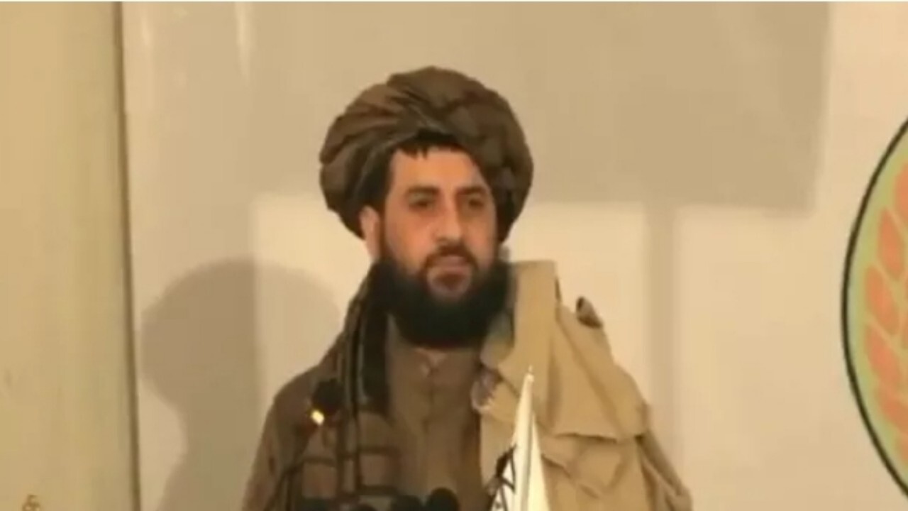 وزیر دفاع طالبان نسبت به پایین آوردن پرچم طالبان در بغلان انتقاد کرد