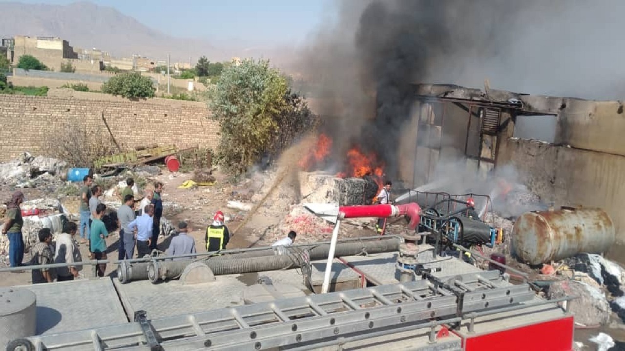 مهار حریق کارگاه حلاجی در کاشان