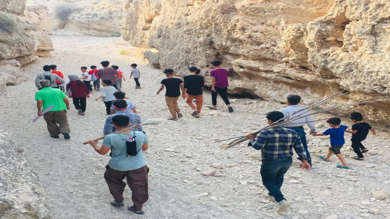 برنامه یک روزه محیط زیستی برای عشایر روستای گلگشت لامرد