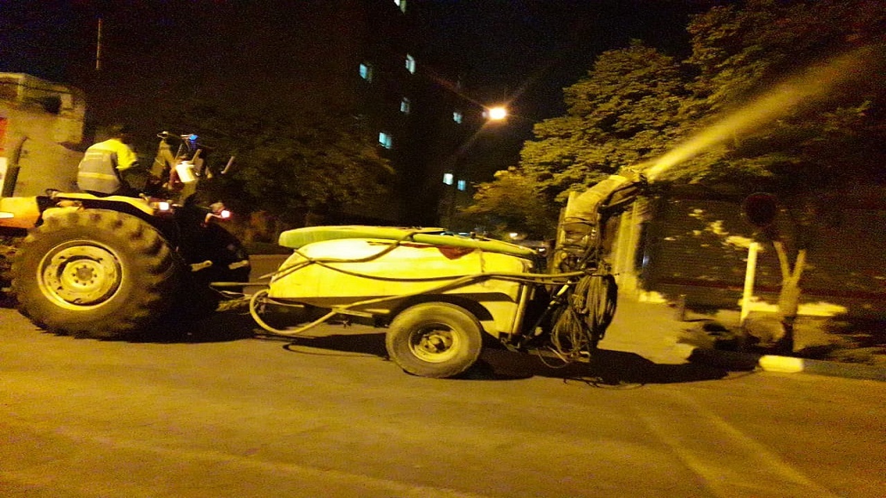 شستشوی درختان اصفهان به دلیل آلودگی هوا