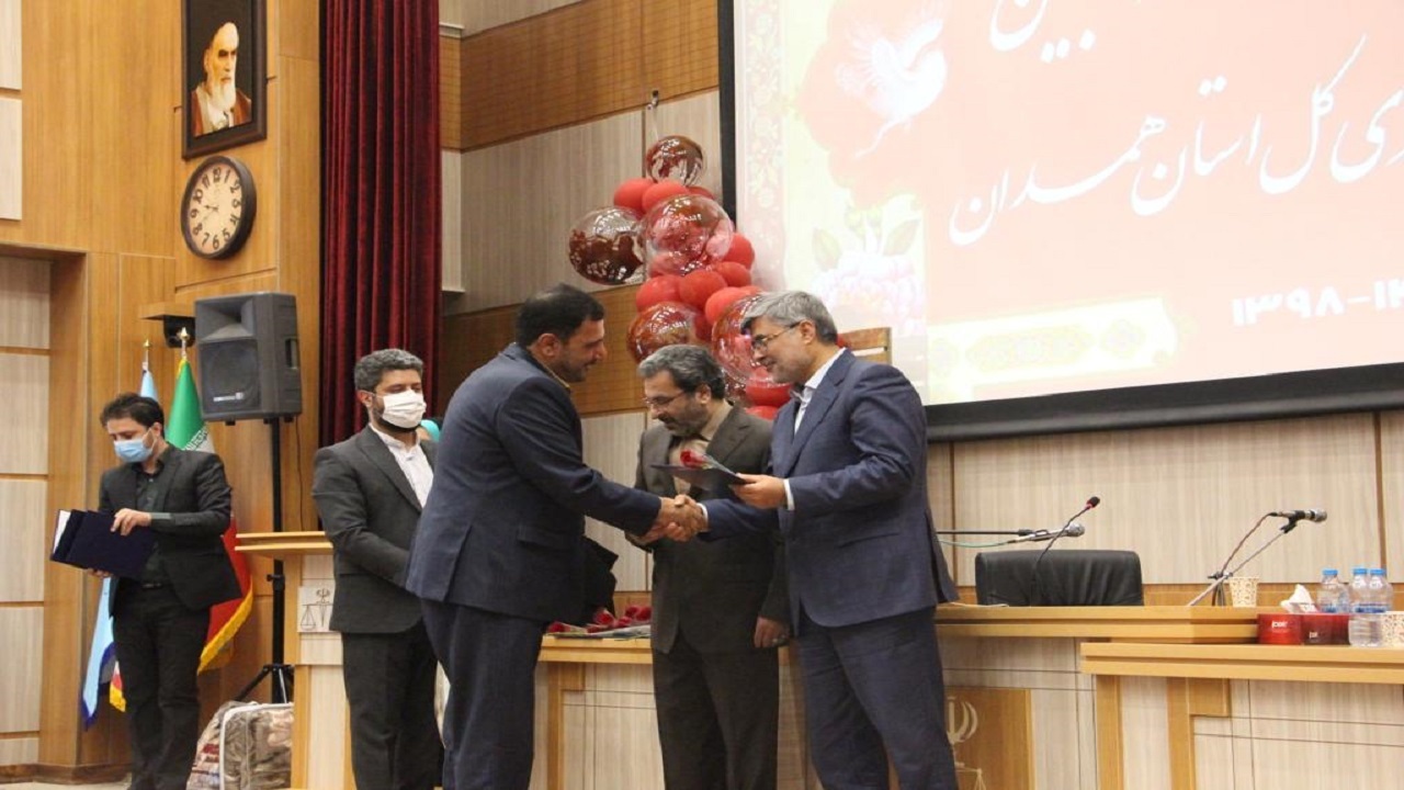 برگزاری جشن مزدوجین و موالید خانواده قضایی در دادگستری همدان
