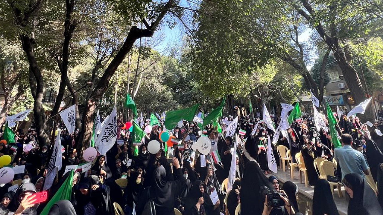 اجتماع دختران انقلاب در چهارباغ اصفهان