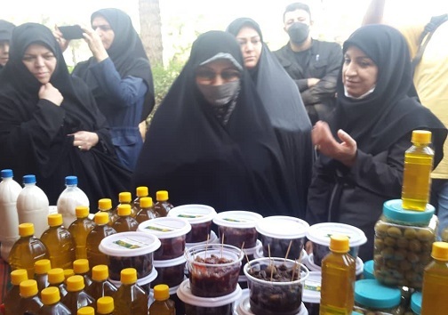 بازدید از غرفه دستاوردهای زنان در کرمانشاه/اهدای زمین به خانواده چهار قلوی کرمانشاهی/ تخصیص۳۰ میلیارد تومان به شرکت&zwnj;های دانش&zwnj;بنیان زنان کرمانشاهی