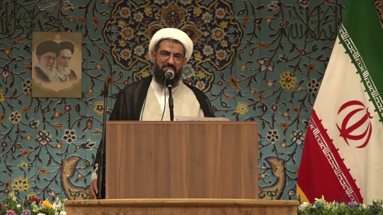 با نظارت ولی فقیه در جامعه احکام الهی جاری می شود