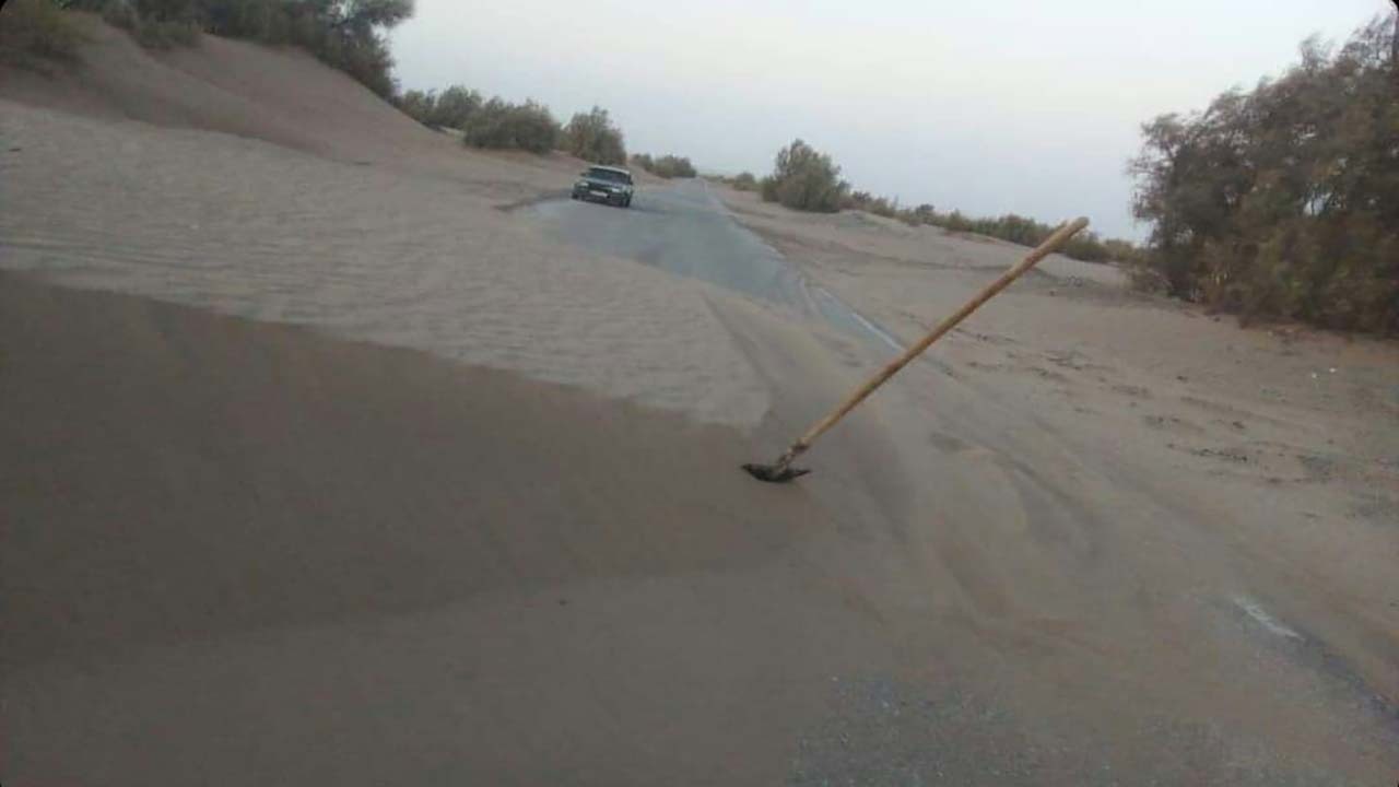 شن‌های روان، محور روستای اکبر آباد شهداد را مسدود کرد