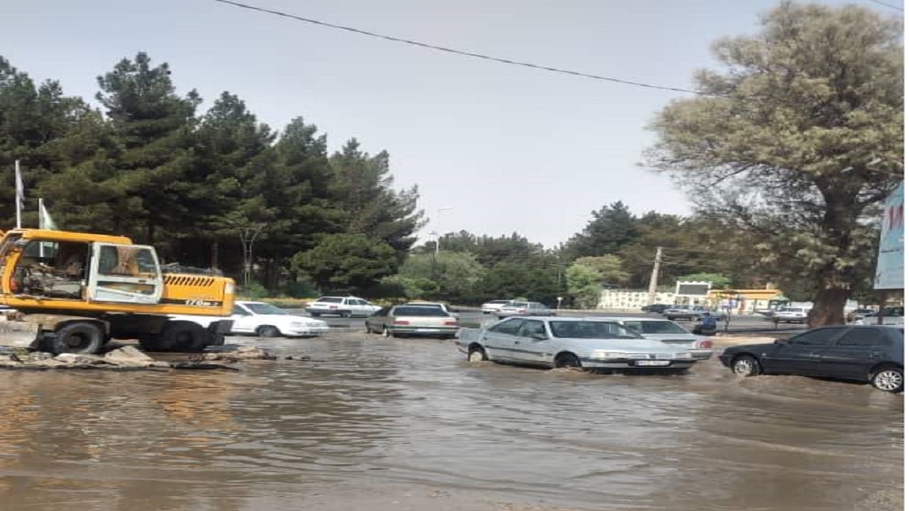 خطوط اصلی آب‌شیرین‌کن زاهدان دچار حادثه  شد