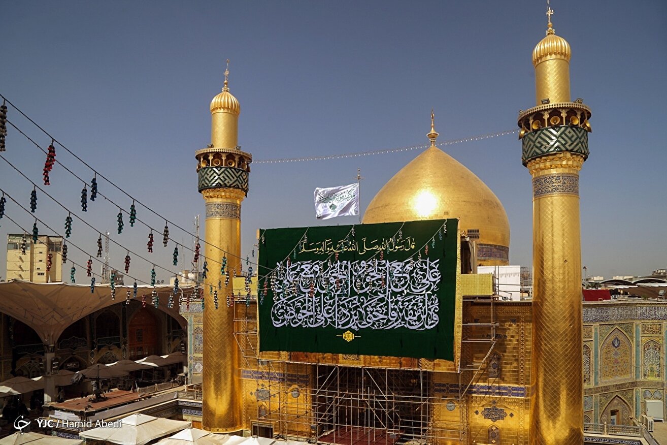 اهتزاز پرچم غدیر بر فراز حرم‌ امام علی (ع)