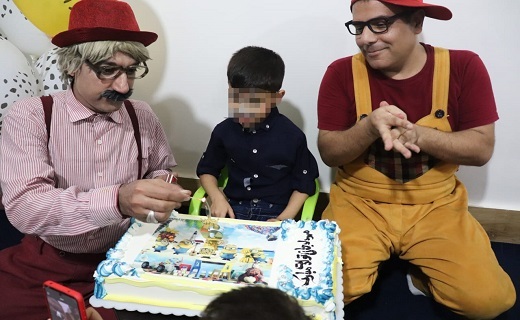 جشن تولدی متفاوت برای فرزند بیمار یک زندانی در قم+تصاویر