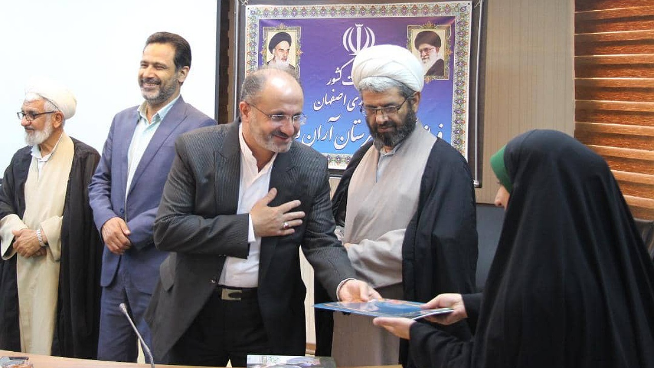 تجلیل قرارگاه عفاف و حجاب حجاب آران و بیدگل از خبرنگار باشگاه خبرنگاران جوان اصفهان