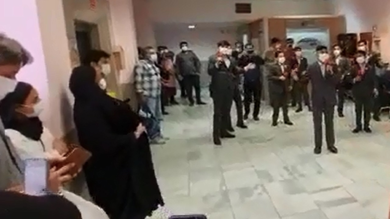 سرودخوانی پشت در اتاق عمل