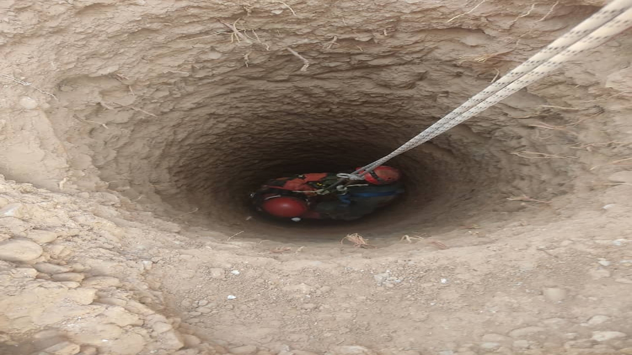 نجات کارگر جوان از داخل چاه