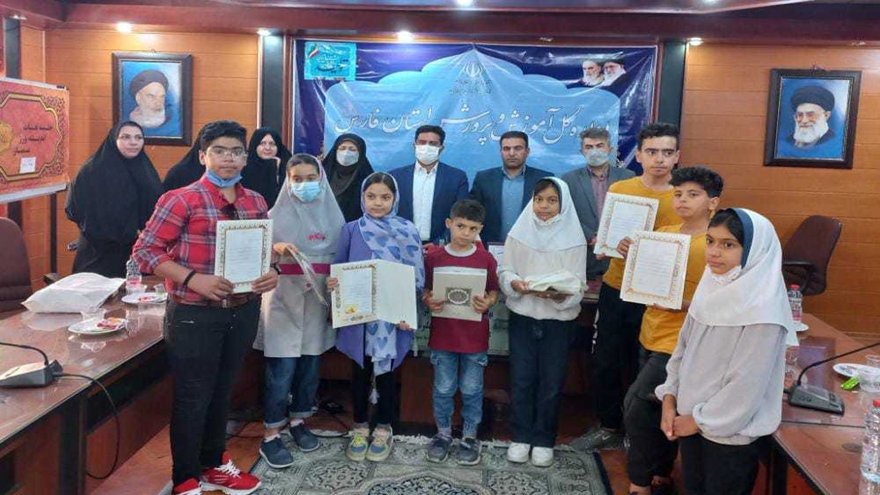 تقدیر از برگزیدگان مسابقه عکاسی هر دانش آموز یک محیط بان در استان فارس