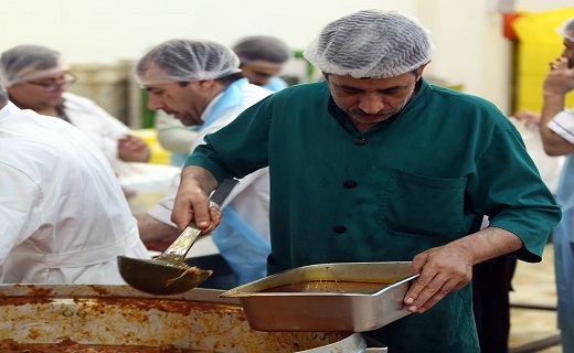 اطعام غدیر در مهمانسرای حرم حضرت معصومه(س) +تصاویر