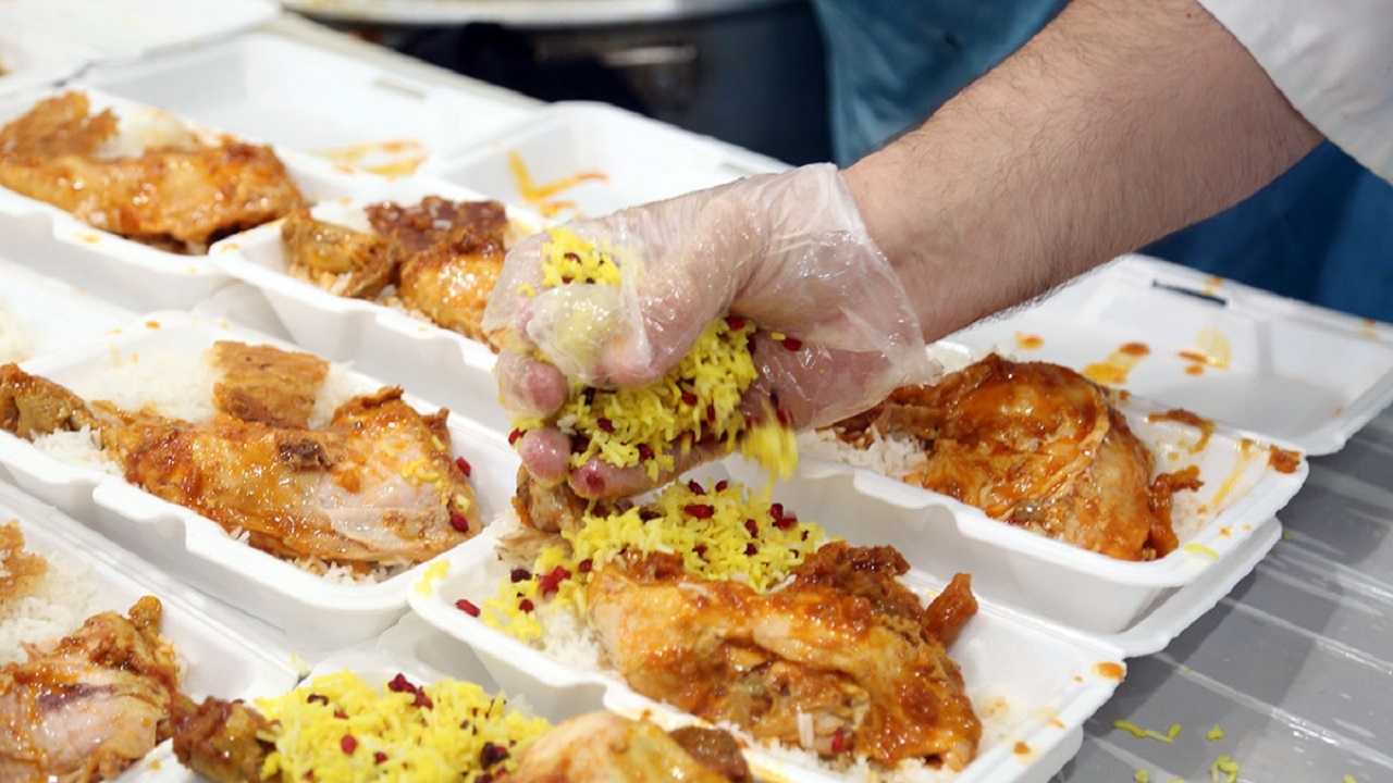 اطعام غدیر در مهمانسرای حرم حضرت معصومه(س) +تصاویر
