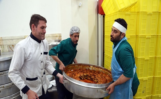 اطعام غدیر در مهمانسرای حرم حضرت معصومه(س) +تصاویر